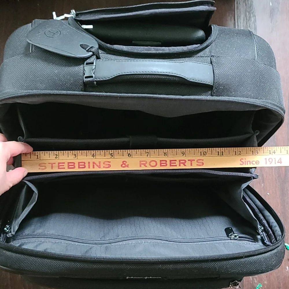 7/1  TUMI T TECH ROLLER